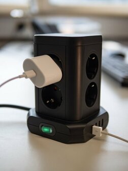 Tour de prises 8 voies avec 4x USB noir 2m H05VV-F3G1.5