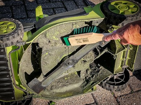 Brosse pour tondeuse a gazon avec grattoir