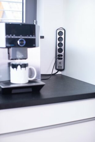 Prolongateur multiprise estilo avec fonction de charge USB 6 voies 4x contact de la terre & 2x Euro argent noir