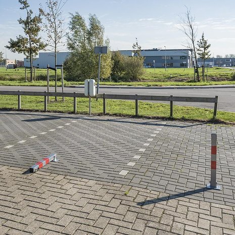 Borne de stationnement avec serrure