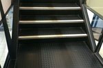 Tapis en caoutchouc au metre de type pastille, noir